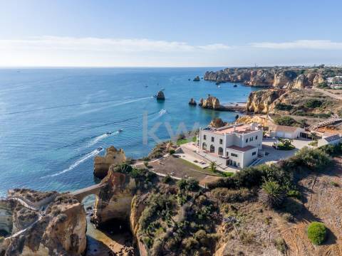 Moradia Icónica à Beira-Mar com Vista Panorâmica e Acesso Direto à Praia – Lagos, Algarve