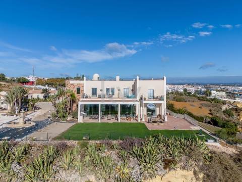 Moradia Icónica à Beira-Mar com Vista Panorâmica e Acesso Direto à Praia – Lagos, Algarve