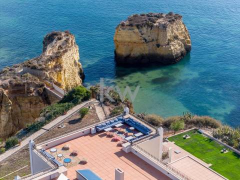 Moradia Icónica à Beira-Mar com Vista Panorâmica e Acesso Direto à Praia – Lagos, Algarve