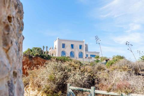 Moradia Icónica à Beira-Mar com Vista Panorâmica e Acesso Direto à Praia – Lagos, Algarve