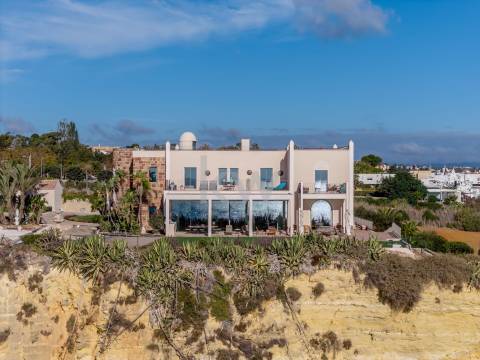 Moradia Icónica à Beira-Mar com Vista Panorâmica e Acesso Direto à Praia – Lagos, Algarve