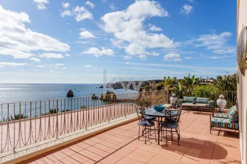 Moradia Icónica à Beira-Mar com Vista Panorâmica e Acesso Direto à Praia – Lagos, Algarve