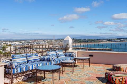 Moradia Icónica à Beira-Mar com Vista Panorâmica e Acesso Direto à Praia – Lagos, Algarve