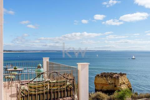 Moradia Icónica à Beira-Mar com Vista Panorâmica e Acesso Direto à Praia – Lagos, Algarve