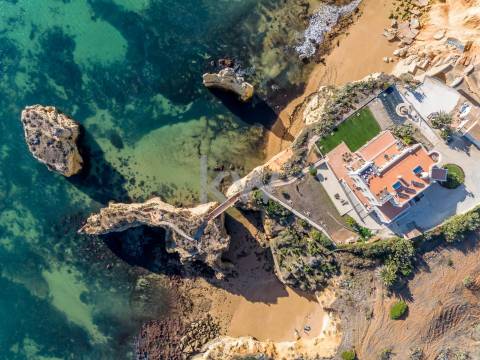 Moradia Icónica à Beira-Mar com Vista Panorâmica e Acesso Direto à Praia – Lagos, Algarve