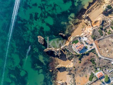 Moradia Icónica à Beira-Mar com Vista Panorâmica e Acesso Direto à Praia – Lagos, Algarve