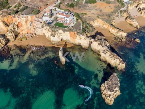 Moradia Icónica à Beira-Mar com Vista Panorâmica e Acesso Direto à Praia – Lagos, Algarve