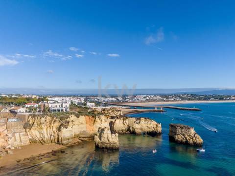 Moradia Icónica à Beira-Mar com Vista Panorâmica e Acesso Direto à Praia – Lagos, Algarve