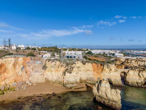 Moradia Icónica à Beira-Mar com Vista Panorâmica e Acesso Direto à Praia – Lagos, Algarve