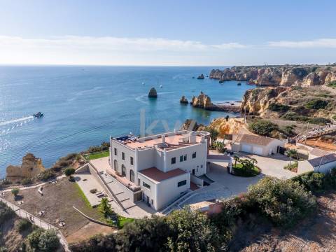 Moradia Icónica à Beira-Mar com Vista Panorâmica e Acesso Direto à Praia – Lagos, Algarve