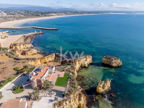 Moradia Icónica à Beira-Mar com Vista Panorâmica e Acesso Direto à Praia – Lagos, Algarve