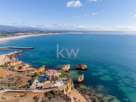 Moradia Icónica à Beira-Mar com Vista Panorâmica e Acesso Direto à Praia – Lagos, Algarve
