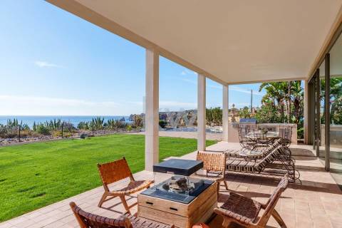 Moradia Icónica à Beira-Mar com Vista Panorâmica e Acesso Direto à Praia – Lagos, Algarve