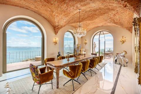 Moradia Icónica à Beira-Mar com Vista Panorâmica e Acesso Direto à Praia – Lagos, Algarve