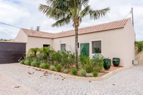 Moradia Icónica à Beira-Mar com Vista Panorâmica e Acesso Direto à Praia – Lagos, Algarve