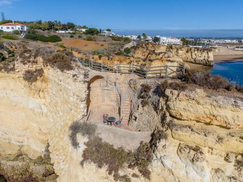 Moradia Icónica à Beira-Mar com Vista Panorâmica e Acesso Direto à Praia – Lagos, Algarve