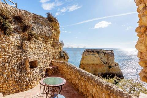 Moradia Icónica à Beira-Mar com Vista Panorâmica e Acesso Direto à Praia – Lagos, Algarve