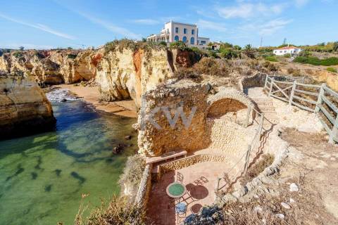 Moradia Icónica à Beira-Mar com Vista Panorâmica e Acesso Direto à Praia – Lagos, Algarve
