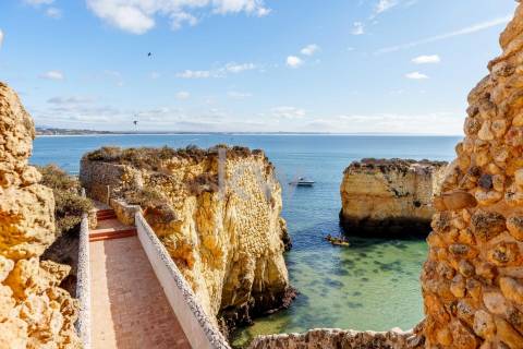Moradia Icónica à Beira-Mar com Vista Panorâmica e Acesso Direto à Praia – Lagos, Algarve