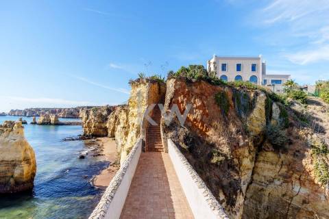 Moradia Icónica à Beira-Mar com Vista Panorâmica e Acesso Direto à Praia – Lagos, Algarve