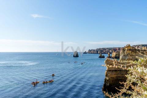 Moradia Icónica à Beira-Mar com Vista Panorâmica e Acesso Direto à Praia – Lagos, Algarve