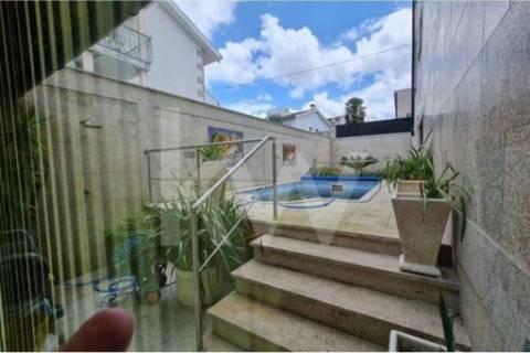 Moradia com acabamentos de luxo e piscina em Vila Verde