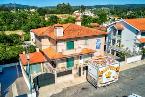 Moradia com acabamentos de luxo e piscina em Vila Verde