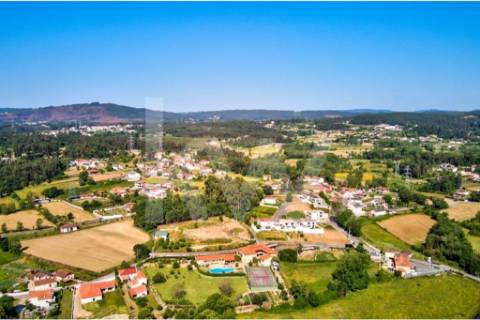 Moradia com acabamentos de luxo e piscina em Vila Verde