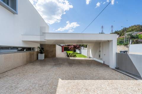 Moradia de Luxo T4 com 746m2 de Área no Parque Natural das Sete Fontes em S. Victor, Braga