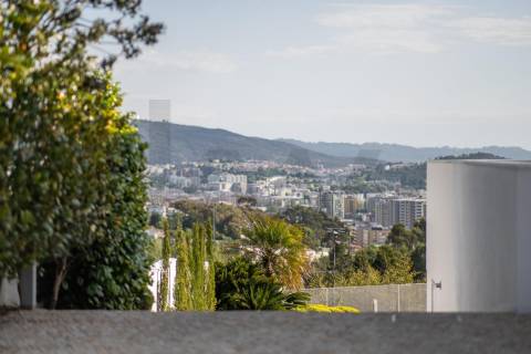 Moradia de Luxo T4 com 746m2 de Área no Parque Natural das Sete Fontes em S. Victor, Braga