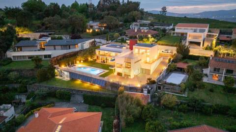 Moradia de Luxo T4 com 746m2 de Área no Parque Natural das Sete Fontes em S. Victor, Braga