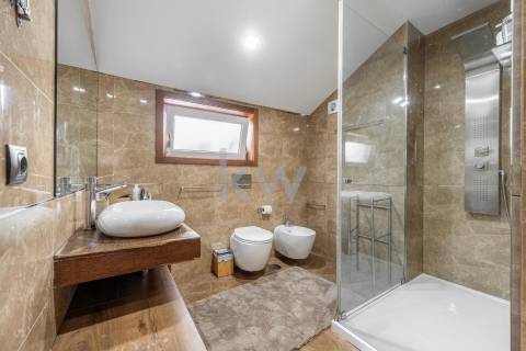 Fantástico apartamento T1 duplex remodelado e transformado em T4