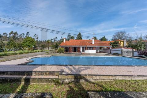 Moradia T4 com piscina e jardim em Fragoso