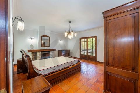Moradia T4 com piscina e jardim em Fragoso