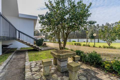 Moradia T4 com piscina e jardim em Fragoso