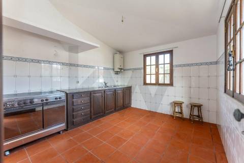 Moradia T4 com piscina e jardim em Fragoso