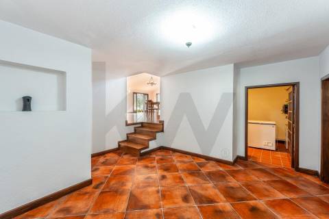 Moradia T4 com piscina e jardim em Fragoso
