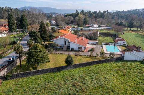 Moradia T4 com piscina e jardim em Fragoso