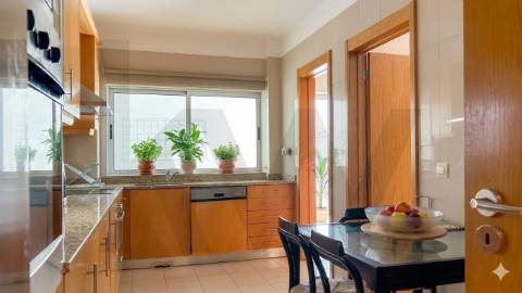 Apartamento T4 com Terraço e Box Fechada para 2 carros, Cidade da Maia