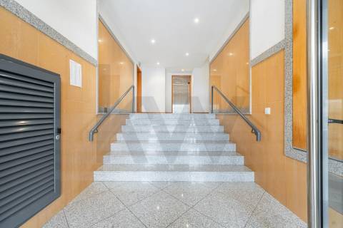 Apartamento T3 com elevador, garagem e 171M2 de Área útil