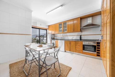 Apartamento T3 com elevador, garagem e 171M2 de Área útil