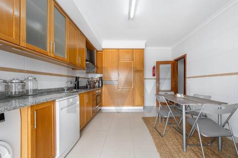 Apartamento T3 com elevador, garagem e 171M2 de Área útil