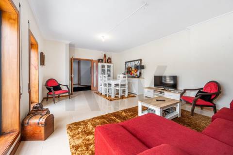 Apartamento T3 com elevador, garagem e 171M2 de Área útil