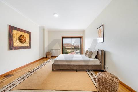Apartamento T3 com elevador, garagem e 171M2 de Área útil