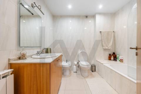 Apartamento T3 com elevador, garagem e 171M2 de Área útil