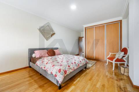 Apartamento T3 com elevador, garagem e 171M2 de Área útil