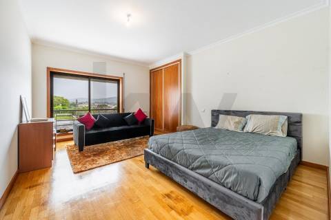 Apartamento T3 com elevador, garagem e 171M2 de Área útil