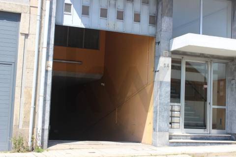 Armazém/ Garagem 1160 m2  perto da Rotunda da Boavista, Constituição, Carvalhido