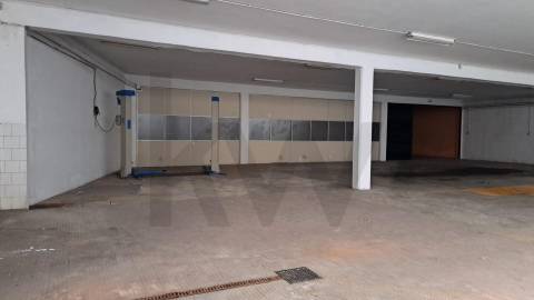 Armazém/ Garagem 1160 m2  perto da Rotunda da Boavista, Constituição, Carvalhido