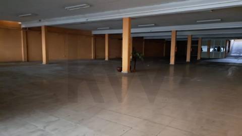 Armazém/ Garagem 1160 m2  perto da Rotunda da Boavista, Constituição, Carvalhido